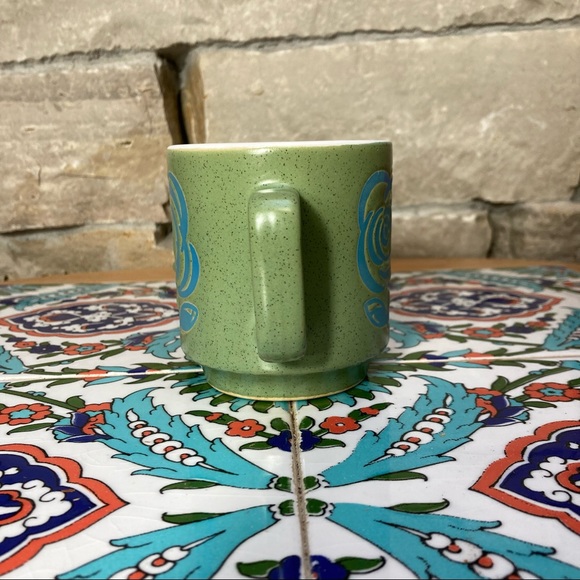 Green mug with blue flower outlines, and fancy swirl motifs - Picture 6 of 10